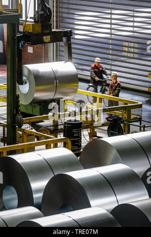 Duisburg, Ruhrgebiet, Nordrhein-Westfalen, Deutschland - ThyssenKrupp Steel Europe, Stahl Produktion im Stahlwerk, feuerverzinkten Stahl in Rollen ein Stockfoto