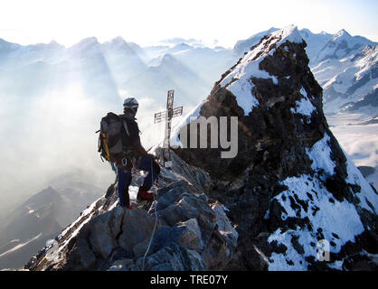 Alpinist auf der Oberseite des Matterhorm in den Schweizer Alpen, Schweiz, Switzerland, Schweiz Stockfoto