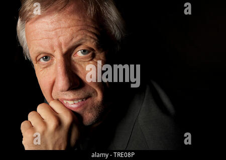 Bildnis eines mittleren alter Mann mit einer Hand am Kinn Stockfoto
