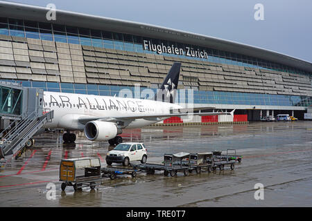 Zürich, Schweiz, 25. Mai 2019 - Ebene, die von der Swiss International Airline SWISS (LX) in einer Star Alliance livery am Flughafen Zürich (ZRH). Stockfoto