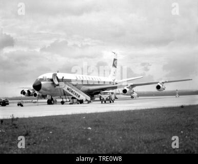 Lufthansa Boeing 707 auf dem Flughafen München Riem, Luftaufnahme vom 25.06.1963, Deutschland, Bayern, Muenchen Stockfoto