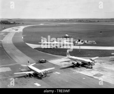 Flugzeuge am Flughafen München Riem, linke Seite Vickers Viscount Condor Flugdienst, als Douglas DC-7 Sieben Meere der Pan American Airlines, hinter Buche 18, Lufthansa Boeing 707, hinter Douglas DC-4 oder DC-6., historischen Luftbild, 30.06.1963, Deutschland, Bayern Stockfoto