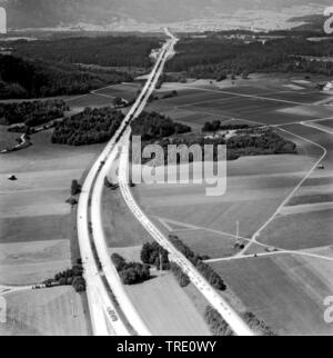 Stau auf der Autobahn A8 an der Ausfahrt Salzburg an der Grenze zu Deutschland, historische Luftaufnahme aus dem Jahr 1966, Österreich Stockfoto