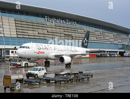 Zürich, Schweiz, 25. Mai 2019 - Ebene, die von der Swiss International Airline SWISS (LX) in einer Star Alliance livery am Flughafen Zürich (ZRH). Stockfoto