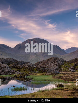 Die warmen Morgenlicht auf der Lakeland Berg der Great Gable reflektieren, Innominate Tarn Stockfoto