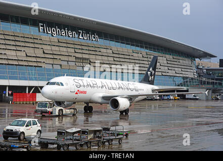 Zürich, Schweiz, 25. Mai 2019 - Ebene, die von der Swiss International Airline SWISS (LX) in einer Star Alliance livery am Flughafen Zürich (ZRH). Stockfoto