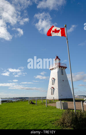 East Point Lighthouse PEI, mit der Kanadischen Flagge vor Es Stockfoto