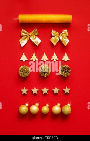 Weihnachtsdekoration mit Baum, Kugeln, Kegel, Sterne, Kerze und Bänder Stockfoto