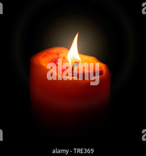 rote Kerze in der Dunkelheit Stockfoto
