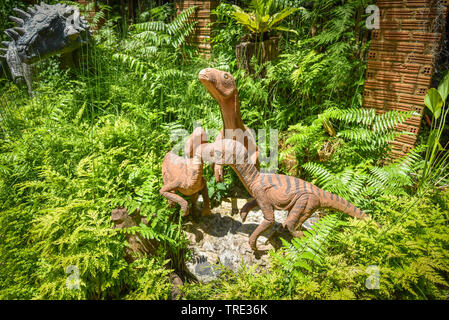 Dinosaur Park/verschiedene Arten Dinosaurier Statue in der Farn Garten Stockfoto