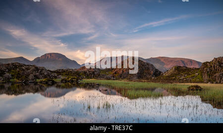 Die warmen Morgenlicht auf der Lakeland Berg der Great Gable reflektieren, Innominate Tarn Stockfoto