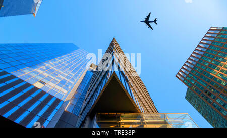 Flugzeug fliegen über moderne Gebäude, USA, New York City Stockfoto