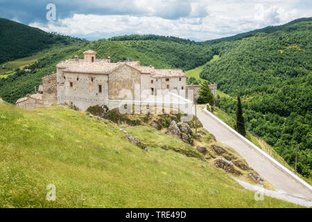 Blick auf die historische Bergstadt Elcito in der Region Marken in Italien, Italien, Marche Stockfoto