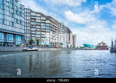 Stadt Häuser und NEMO Science Museum aus dem Kanal, Niederlande, Amsterdam Stockfoto
