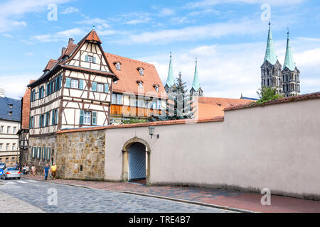 Fachwerkhaus in der Altstadt von Bamberg mit Dom im Hintergrund, Deutschland, Bayern, Bamberg Stockfoto