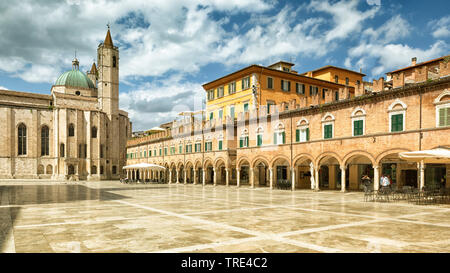 Aussicht auf den Piazza del Popolo in Ascoli Piceno, Italien, Italien, Marken, Ascoli Piceno Stockfoto