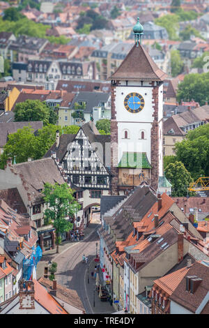 Blick auf die Stadt Freiburg mit dem Schwabentor (Schwaben Tor), Deutschland, Baden-Württemberg, Freiburg, Breisgau Stockfoto