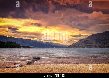 Lake Te Anau im Süden der Insel bei Sonnenuntergang, Neuseeland, Südinsel Stockfoto