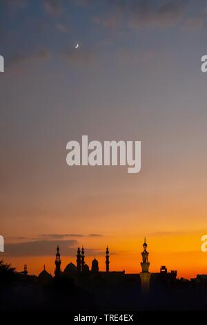 Kairo bei Sonnenuntergang mit der Silhouette des Al-Rifai und die Sultan Hassan Moschee, Ägypten, Kairo Stockfoto