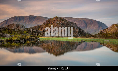 Die warmen Morgenlicht auf der Lakeland Berg der Great Gable reflektieren, Innominate Tarn Stockfoto