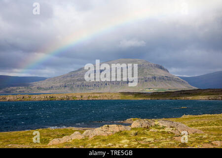 Fjord und Tundra im Osten von Island mit Regenbogen, Island Stockfoto