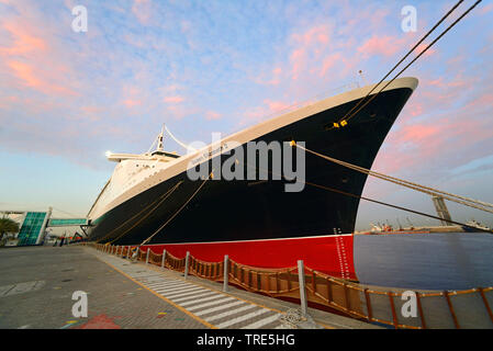 Kreuzfahrtschiff "Queen Elizabeth 2" ist ein Museum und ein Hotel 4 Sterne im Hafen von Dubai, Vereinigte Arabische Emirate, Dubai Stockfoto