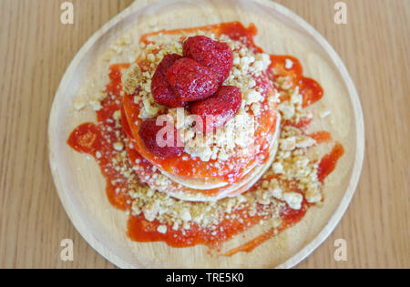 Pfannkuchen Erdbeere Obst und Soße auf Holz- Hintergrund Stockfoto