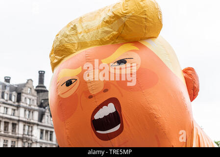 Demonstranten, die vor dem Parlament einen riesigen Ballonballon von Donald Trump aufblasen, um gegen den Staatsbesuch des US-Präsidenten zu demonstrieren, der derzeit in London stattfindet. Die Demonstranten planen eine große Demonstration, in der Hoffnung, die Pläne des Präsidenten zu stören Stockfoto