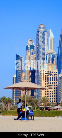 Security Guards am Strand, Wolkenkratzer im Hintergrund, Vereinigte Arabische Emirate, Dubai Stockfoto