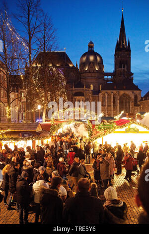 Weihnachtsmarkt vor dem Dom zu Aachen am Abend, Deutschland, Nordrhein-Westfalen, Aix-la-Chapelle Stockfoto