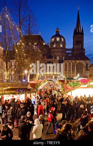 Weihnachtsmarkt vor dem Dom zu Aachen am Abend, Deutschland, Nordrhein-Westfalen, Aix-la-Chapelle Stockfoto