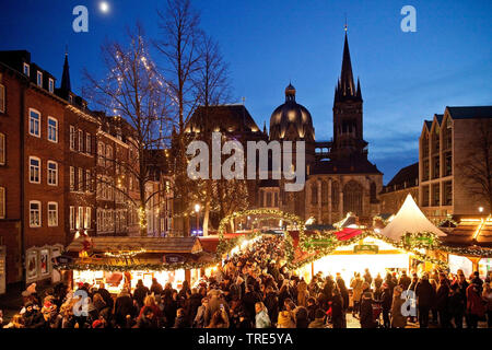 Weihnachtsmarkt vor dem Dom zu Aachen am Abend, Deutschland, Nordrhein-Westfalen, Aix-la-Chapelle Stockfoto