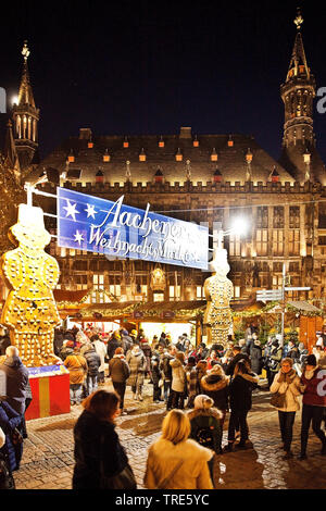 Weihnachtsmarkt vor dem Aachener Rathaus am Abend, Deutschland, Nordrhein-Westfalen, Aix-la-Chapelle Stockfoto