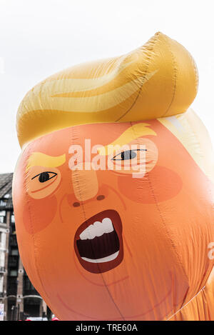 Demonstranten, die vor dem Parlament einen riesigen Ballonballon von Donald Trump aufblasen, um gegen den Staatsbesuch des US-Präsidenten zu demonstrieren, der derzeit in London stattfindet. Die Demonstranten planen eine große Demonstration, in der Hoffnung, die Pläne des Präsidenten zu stören Stockfoto