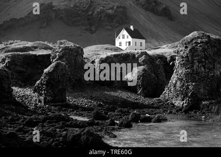 Einzelnes Haus auf der Küste, Island, Snaefellsnes, Vesturland, Arnarstapi Stockfoto