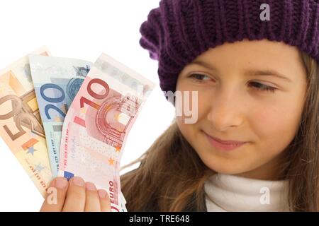 Portrait einer jungen sympathischen Mädchen holding Euro Geldschein in der Hand. Stockfoto