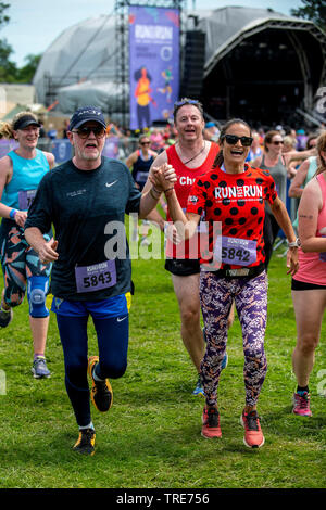 Tv-Moderatorin, Radio DJ und Geschäftsmann Chris Evans und seine Frau Natasha halten Hände, wie sie Teil in einem 5 km Laufen Rennen in Laufen Fest. Stockfoto