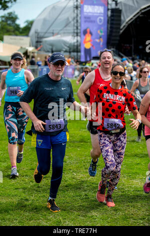 Tv-Moderatorin, Radio DJ und Geschäftsmann Chris Evans und seine Frau Natasha halten Hände, wie sie Teil in einem 5 km Laufen Rennen in Laufen Fest. Stockfoto