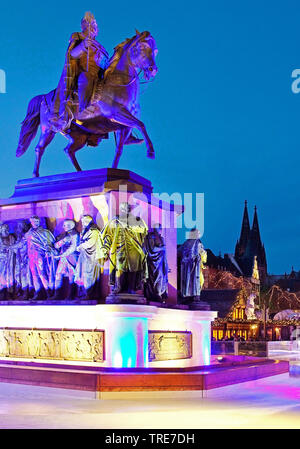 Eisbahn auf dem Heumarkt mit beleuchteten Reiterstandbild von Friedrich Wilhelm III. und der Kölner Dom, Deutschland, Nordrhein-Westfalen, Köln Stockfoto