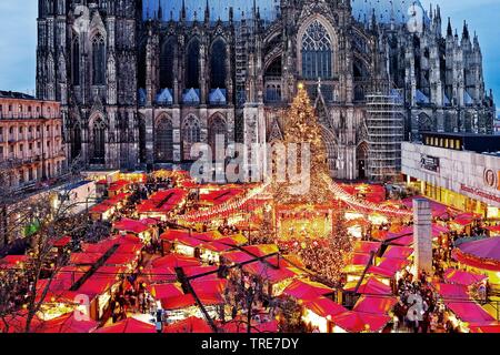 Weihnachtsmarkt am Kölner Dom am Abend, Deutschland, Nordrhein-Westfalen, Köln Stockfoto