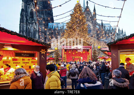 Weihnachtsmarkt am Kölner Dom am Abend, Deutschland, Nordrhein-Westfalen, Köln Stockfoto