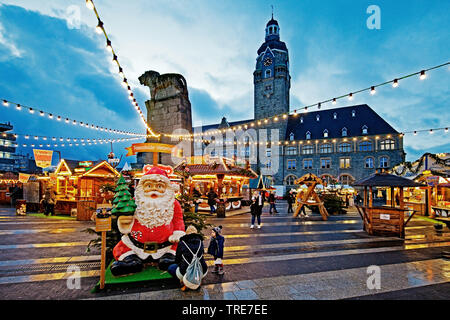 Weihnachtsmarkt vor dem Rathaus am Abend, Deutschland, Nordrhein-Westfalen, Remscheid Stockfoto