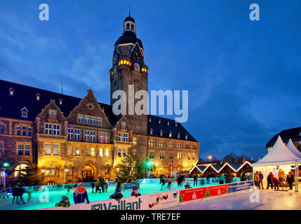 Weihnachtsmarkt und Eislaufbahn vor dem Rathaus am Abend, Deutschland, Nordrhein-Westfalen, Remscheid Stockfoto