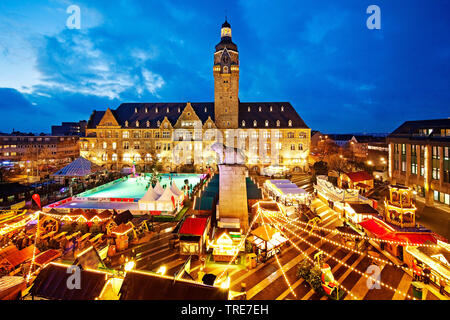 Weihnachtsmarkt und Eislaufbahn vor dem Rathaus am Abend, Deutschland, Nordrhein-Westfalen, Remscheid Stockfoto