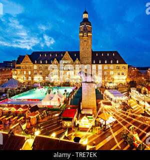 Weihnachtsmarkt und Eislaufbahn vor dem Rathaus am Abend, Deutschland, Nordrhein-Westfalen, Remscheid Stockfoto