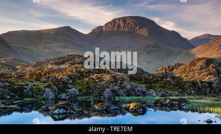 Die warmen Morgenlicht auf der Lakeland Berg der Great Gable reflektieren, Innominate Tarn Stockfoto