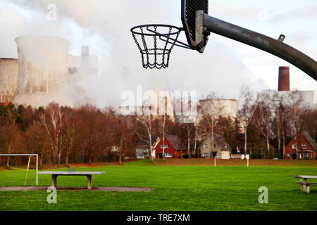 Wüst Sportplatz der Stadtteil Auenheim vor Braunkohlekraftwerk Niederaußem, Deutschland, Nordrhein-Westfalen, Bergheim Stockfoto