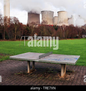 Wüst Sportplatz der Stadtteil Auenheim vor Braunkohlekraftwerk Niederaußem, Deutschland, Nordrhein-Westfalen, Bergheim Stockfoto