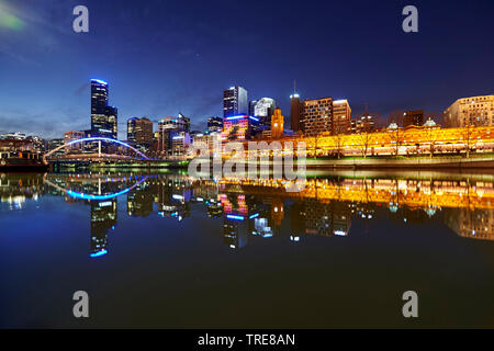 Stadtzentrum von Melbourne Skyline am Yarra River am Frühling, Australien, Victoria, Melbourne Stockfoto