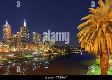 Stadtzentrum von Melbourne Skyline am Yarra River am Frühling, Australien, Victoria, Melbourne Stockfoto